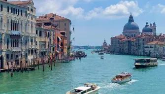 venice-canals-with-boats