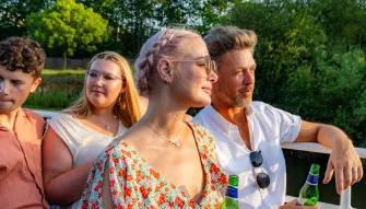 couple-on-upper-deck