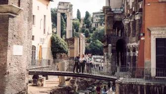 tour-over-bridge
