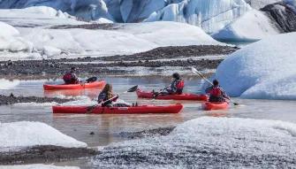 Kayaking-between-ice