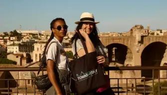 Friends-visiting-Colosseum