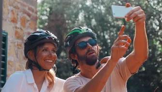 couple-taking-selfie