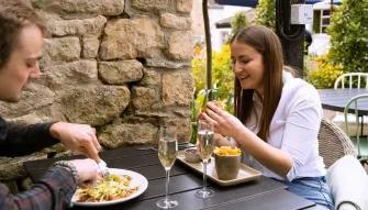 couple-enjoying-meal
