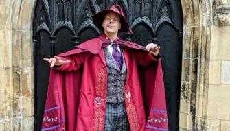 Tour guide in Wizard robes