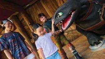 Dad and daughter meeting Toothless at How to Train Your Dragon – Isle of Berk, Universal Epic Universe