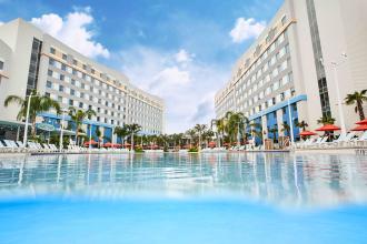 Swimming pool at Universal's Endless Summer Resort – Surfside Inn and Suites