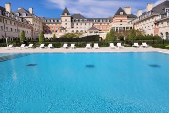 Dream Castle Hotel Paris exterior and outside pool