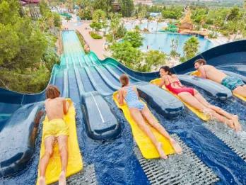 Was Sie in einem Wasserpark tragen sollten Was Sie in einem Wasserpark tragen sollten