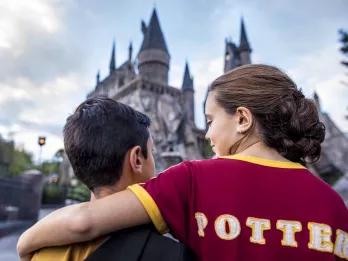 Siblings in front of Wizarding World of Harry Potter