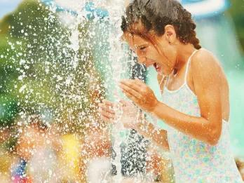 Girl playing at Cayo Cookie within PortAventura Caribe Aquatic Park