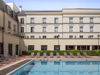 Aparthotel Adagio Serris Val d'Europe exterior and outdoor pool