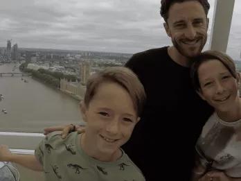 Eine glückliche Familie im London Eye in London Eine glückliche Familie im London Eye in London
