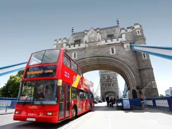 bus-driving-over-tower-bridge