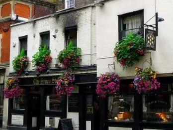 outside-of-pub-in-london