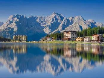 beautiful-lake-with-mountain-reflection