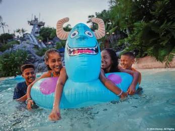 Kinder im Pool bei Disney H2O Glow After Hours Kinder im Pool bei Disney H2O Glow After Hours