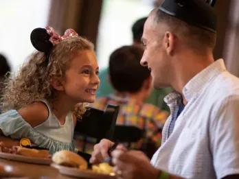 Vater und Tochter essen im Walt Disney World Resort in Florida