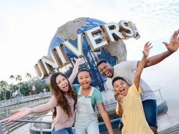 Familie vor dem Universal Globe im Universal Orlando Resort