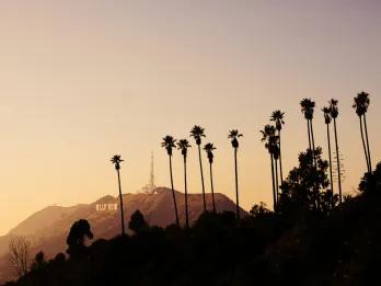 Blick auf das Hollywood Sign in Los Angeles bei Sonnenuntergang