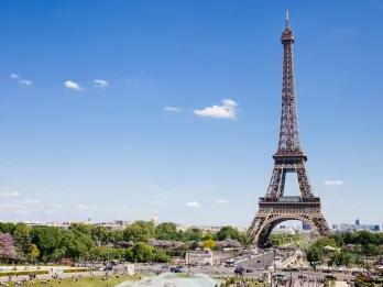 Der Eiffelturm in Paris an einem sonnigen Tag mit blauem Himmel
