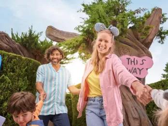 Disneyland Paris Mutter und Vater werden von ihrem Sohn und ihrer Tochter inmitten eines Heckenlabyrinths in die Kamera gezerrt