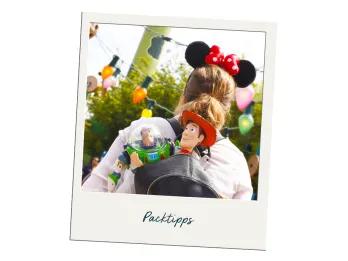 Mädchen mit vollgepacktem Rucksack im Walt Disney Studios Park Mädchen mit vollgepacktem Rucksack im Walt Disney Studios Park