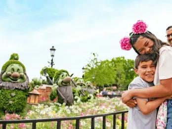 Familie beim EPCOT International Flower & Garden Festival