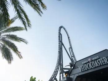 Jurassic World VelociCoaster Blick auf den Fall des Jurassic World VelociCoaster vom Eingang der Attraktion aus