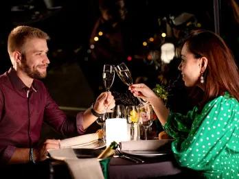 couple-enjoying-dinner
