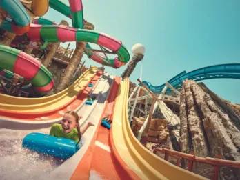 Yas Waterworld in Yas Island, Abu Dhabi Mädchen rutscht auf einer Wasserrutsche in Yas Waterworld