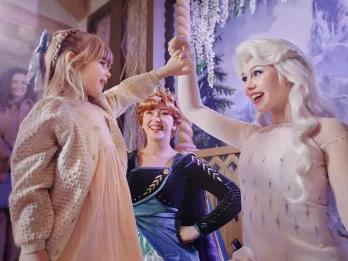 Meeting Anna and Elsa in World of Frozen
