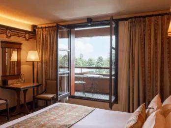 Disney Sequoia Lodge, Golden Forest Club Room