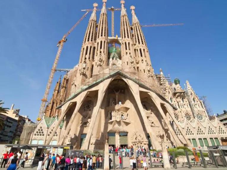 Classic Barcelona and Artistic Barcelona with Lunch