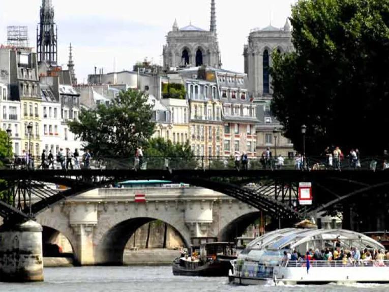 The Complete Paris Tour: Guided Walking Tour of Paris, the Louvre and Lunch at the Eiffel Tower