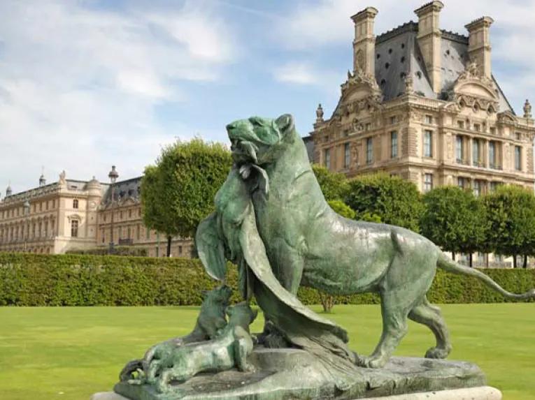 The Complete Paris Tour: Guided Walking Tour of Paris, the Louvre and Lunch at the Eiffel Tower