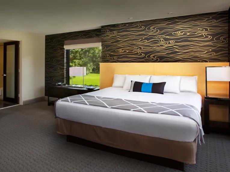 Bay Lake View - 1 Bedroom Suite - Club Level