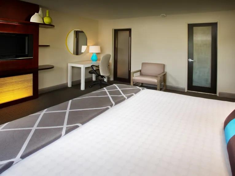 Bay Lake View - 1 Bedroom Suite - Club Level