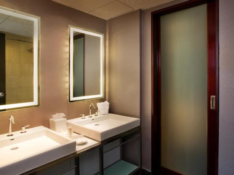 Bay Lake View - 1 Bedroom Suite - Club Level