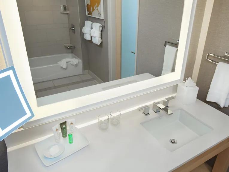 Bay Lake View - 2 Bedroom Suite - Club Level