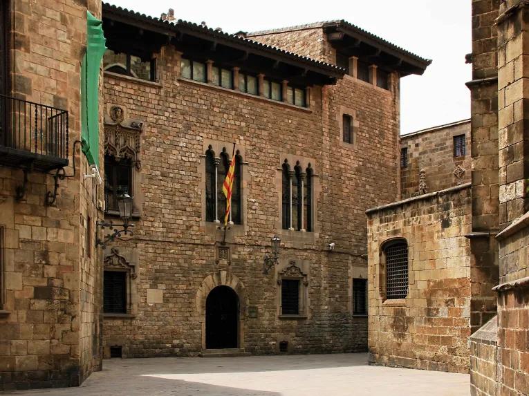 Welcome to Barcelona City Tour: Old Town, Historic Port and Cathedral Rooftop