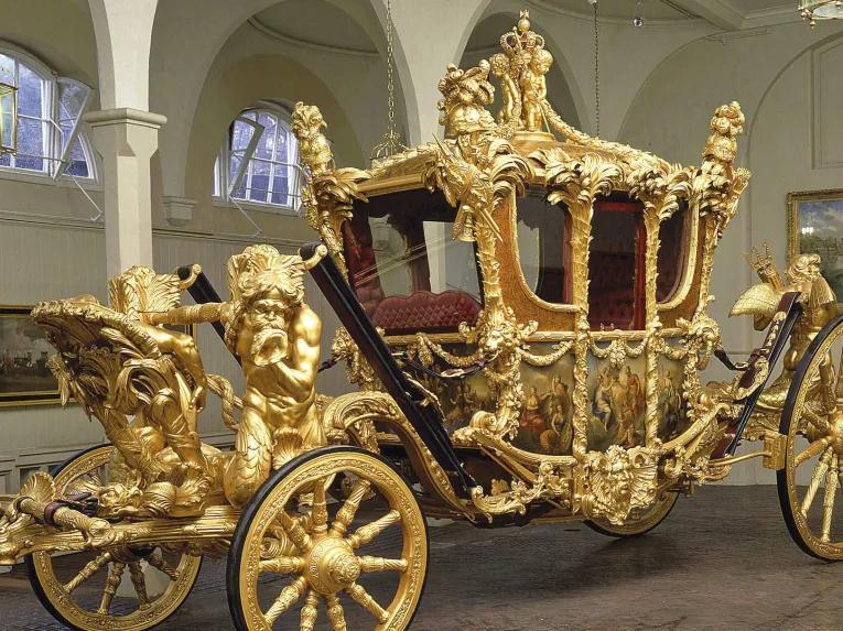 Buckingham Palace with Royal Mews Tickets