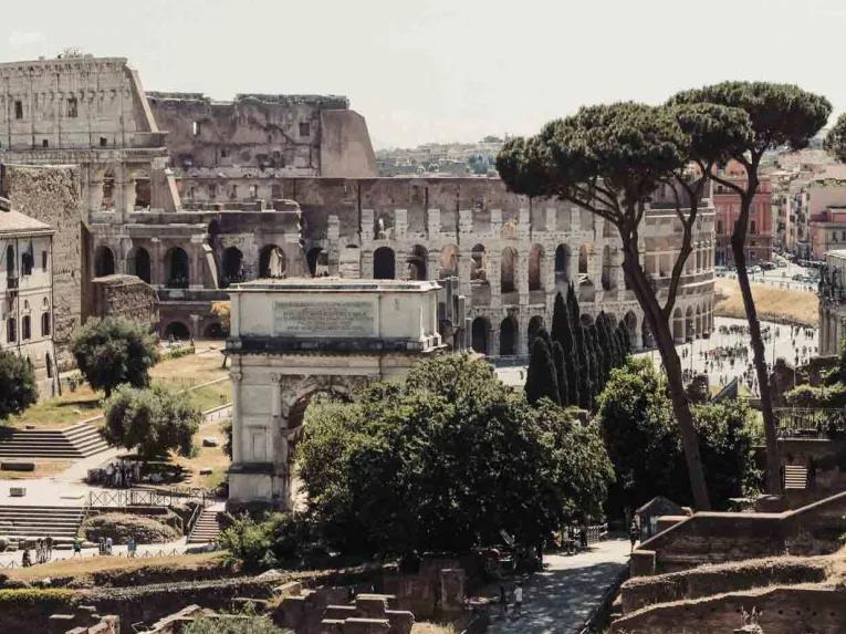 Premium Colosseum Tour with Roman Forum & Palatine Hill