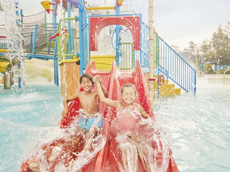 Kids playing in La Laguna de Woody play area at PortAventura Caribe Aquatic Park