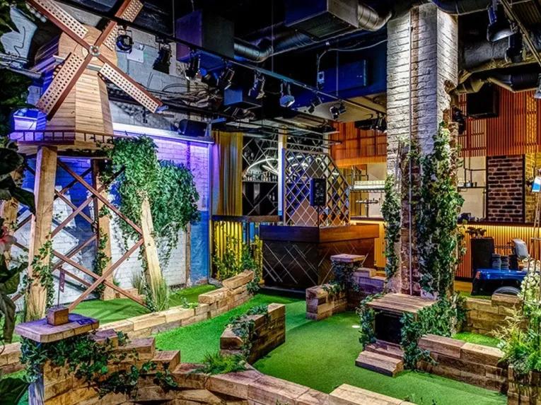 Crazy Golf, Drinks and Street Food for Two at Swingers London