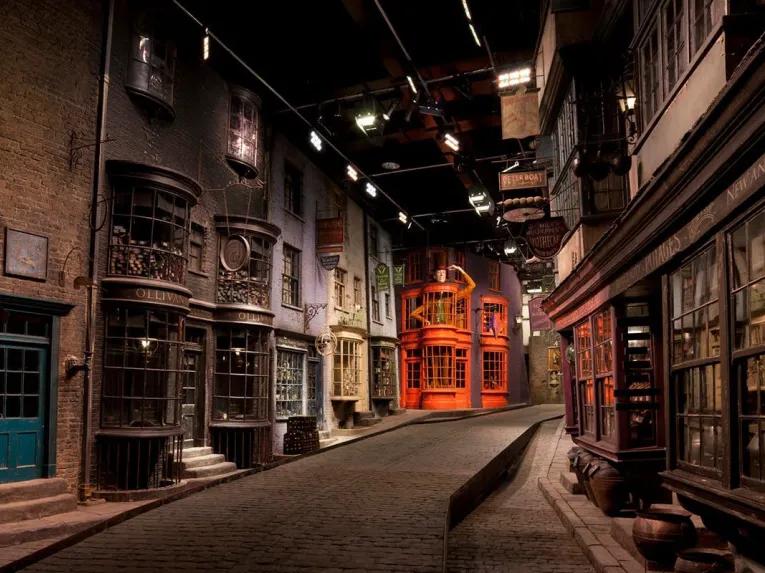 Warner Bros. Studio Tour London – The Making of Harry Potter and Lunch