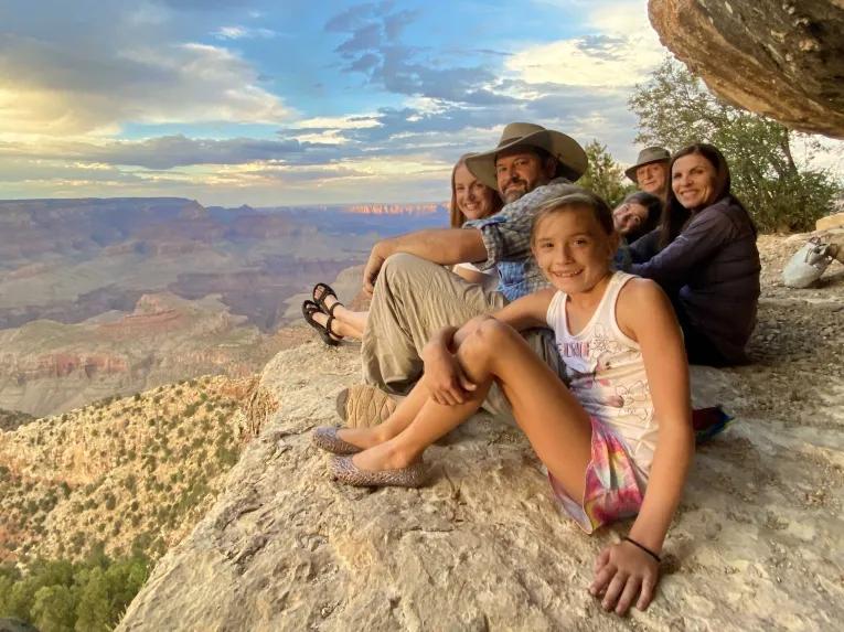 People sitting on the edge of the Grand Canyon 