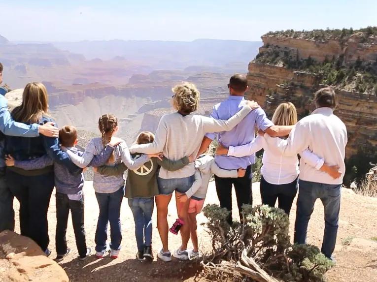A group standing on the egde at the Grand Canyon