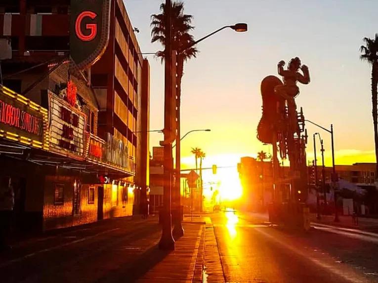 Self-guided Finger Licking Foodie Tour - Downtown