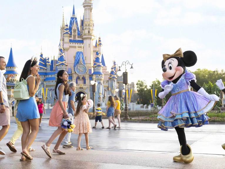 Guests meeting Micket and Minnie Magic Kingdom Park