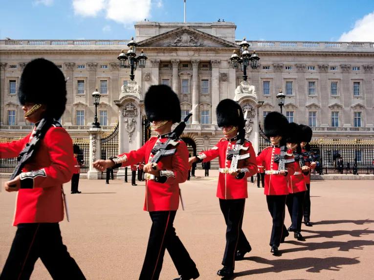 Changing of the guards, Buckingham Palace